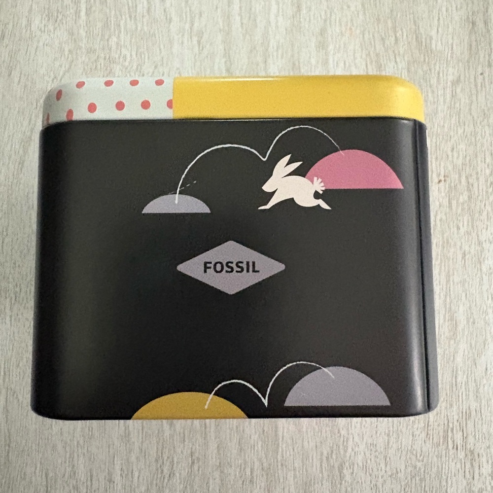 Fossil Pink Tin with Rabbit Design - Picture 4 of 13
